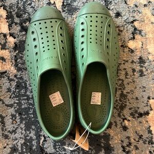 NWT- Native Jefferson - green speckled with black, size J6